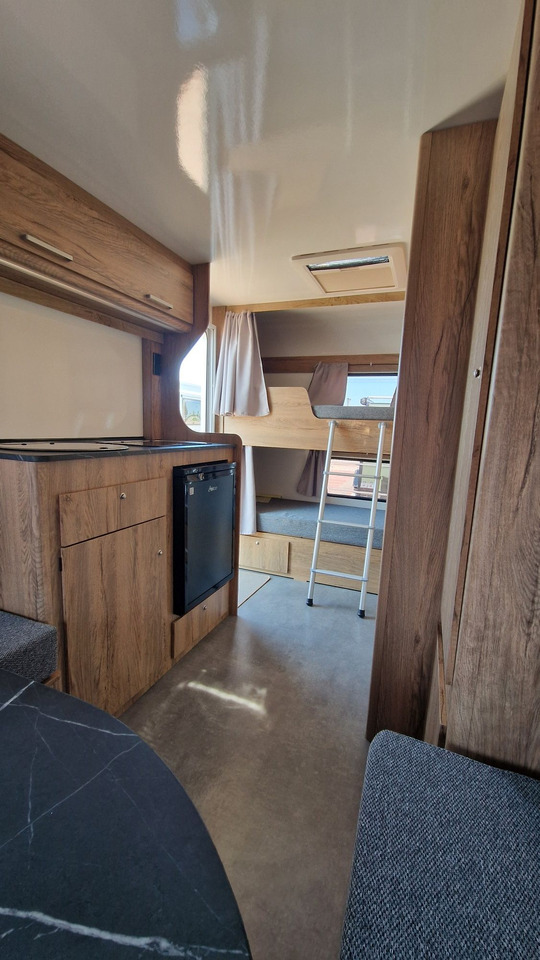 N-LAZUR Niewiadów Nowa Przyczepa Kempingowa dla 4 osób z Łazienką - Lakókocsi: 2 kép. N-LAZUR Niewiadów Nowa Przyczepa Kempingowa dla 4 osób z Łazienką - Lakókocsi: 2 kép.