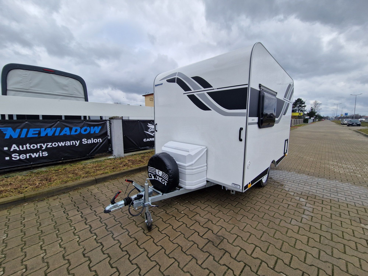 NTL-LAZUR Niewiadów z roku 2025. Przyczepa kempingowa dla 3 osób - Lakókocsi: 3 kép. NTL-LAZUR Niewiadów z roku 2025. Przyczepa kempingowa dla 3 osób - Lakókocsi: 3 kép.