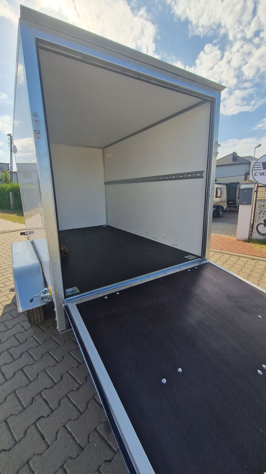 Nowa Przyczepa Furgon Kontener transportowy ABS 250 z rampą - Pótkocsi dobozos: 5 kép. Nowa Przyczepa Furgon Kontener transportowy ABS 250 z rampą - Pótkocsi dobozos: 5 kép.