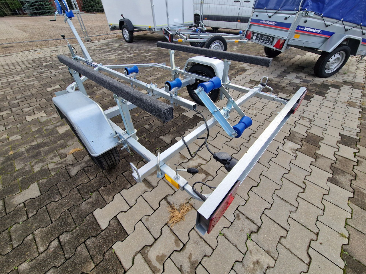 Nowa Przyczepa Podłodziowa ponton łódź 350 - 550cm Niewiadów P400 P415 - Pótkocsi autószállító: 2 kép. Nowa Przyczepa Podłodziowa ponton łódź 350 - 550cm Niewiadów P400 P415 - Pótkocsi autószállító: 2 kép.