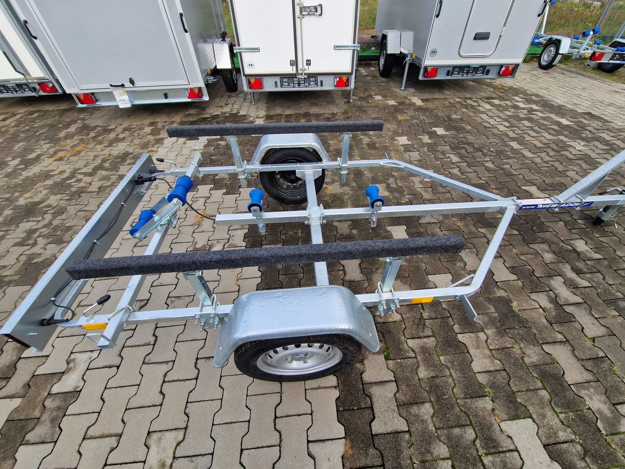 Nowa Przyczepa Podłodziowa ponton łódź 350 - 550cm Niewiadów P400 P415 - Pótkocsi autószállító: 3 kép. Nowa Przyczepa Podłodziowa ponton łódź 350 - 550cm Niewiadów P400 P415 - Pótkocsi autószállító: 3 kép.