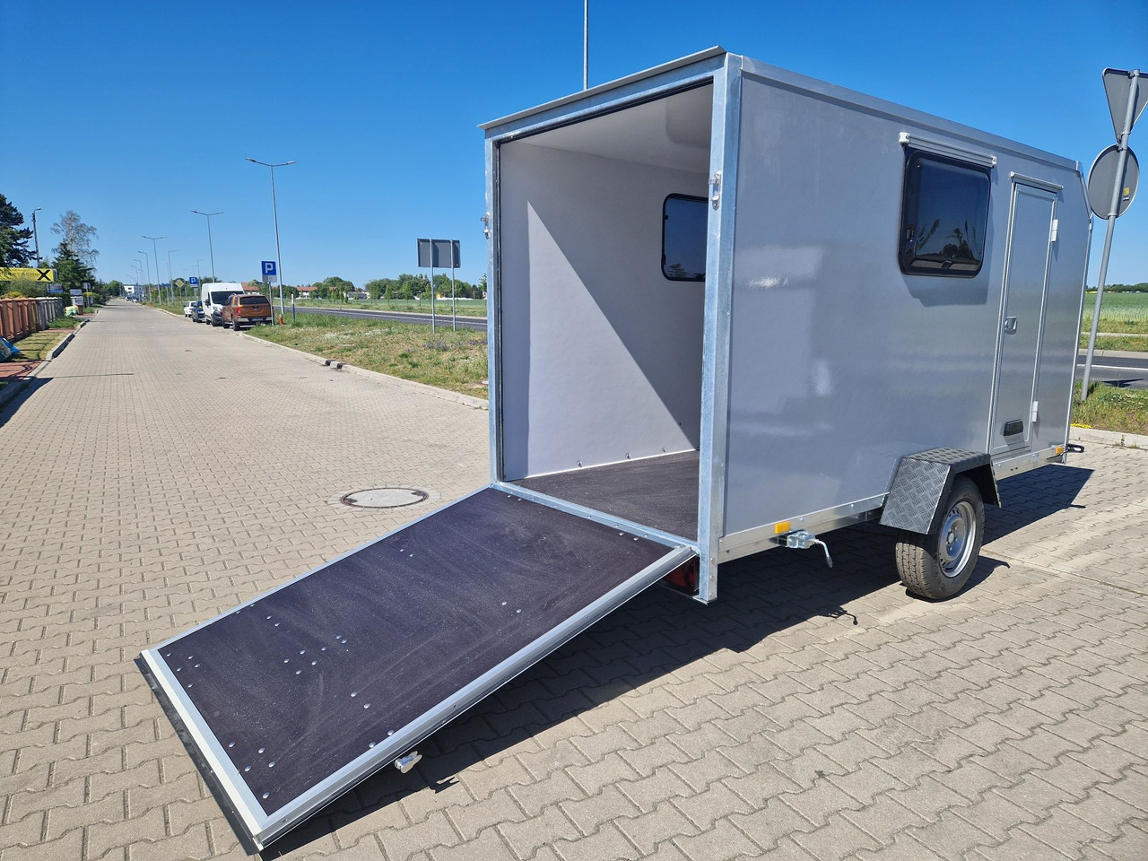 Przyczepa kempingowa Motocamp dla motocykla - Lakókocsi: 2 kép. Przyczepa kempingowa Motocamp dla motocykla - Lakókocsi: 2 kép.