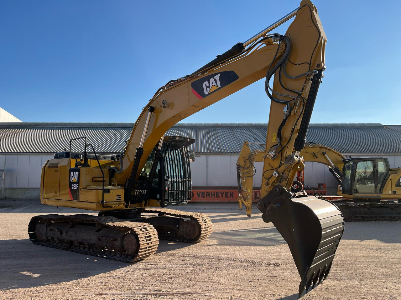 Caterpillar 320FL - Lánctalpas kotró: 5 kép. Caterpillar 320FL - Lánctalpas kotró: 5 kép.