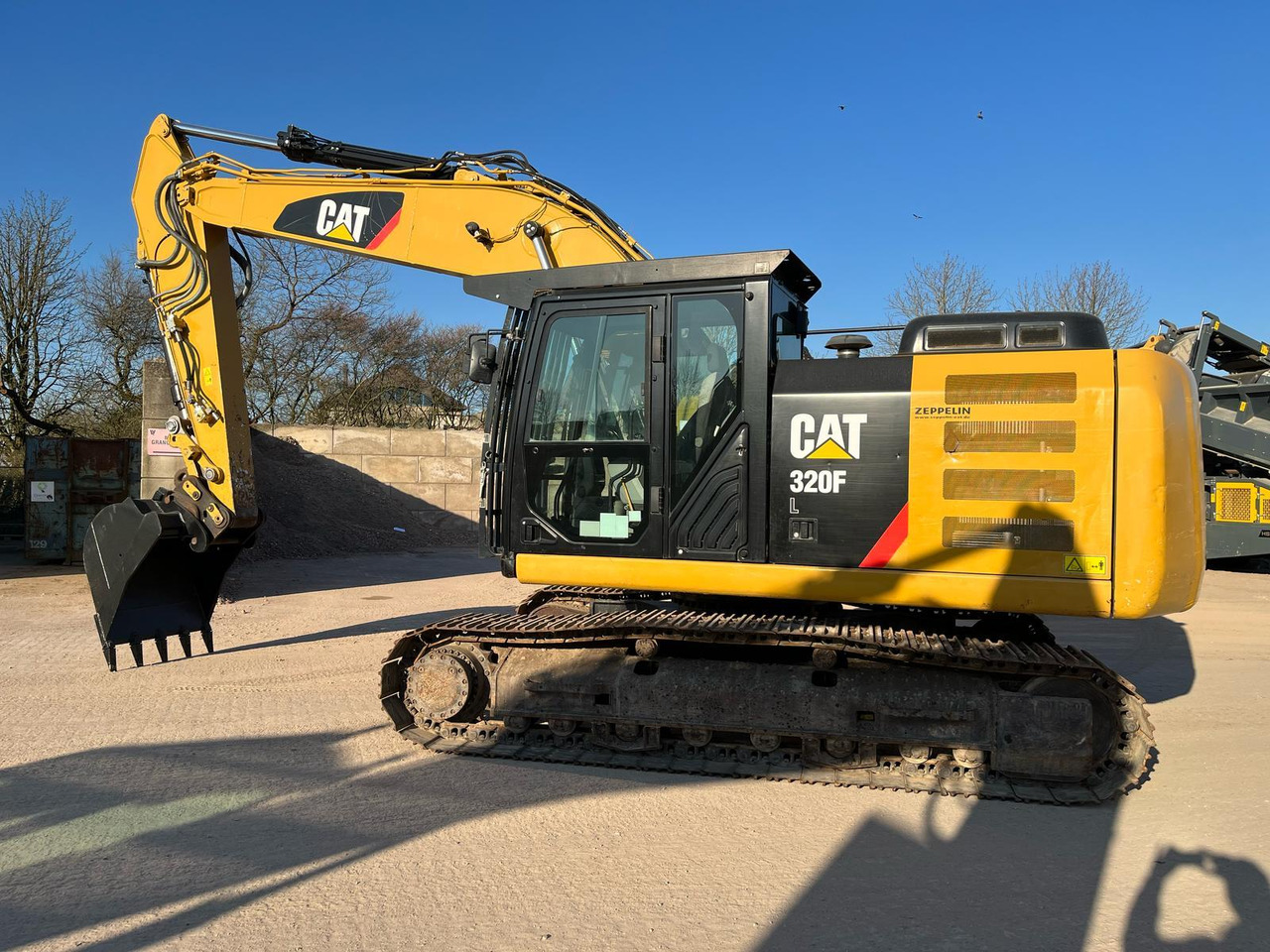 Caterpillar 320FL - Lánctalpas kotró: 1 kép. Caterpillar 320FL - Lánctalpas kotró: 1 kép.