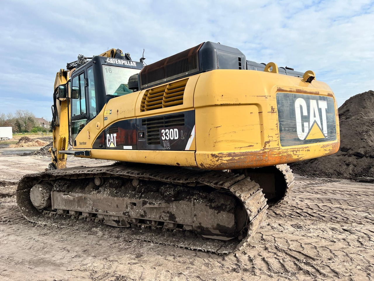 Caterpillar 330 DL - Lánctalpas kotró: 2 kép. Caterpillar 330 DL - Lánctalpas kotró: 2 kép.