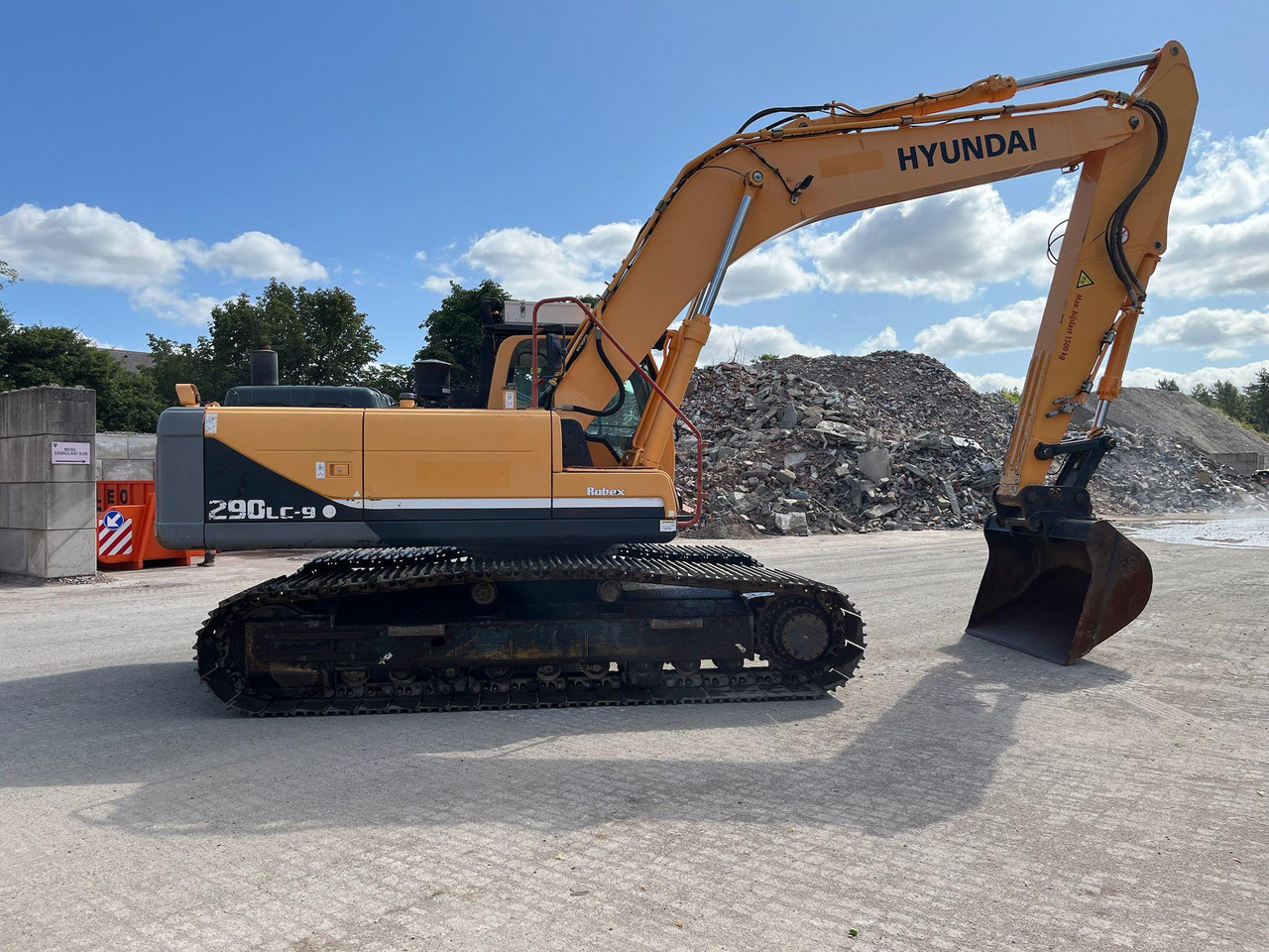Hyundai Robex 290-9 - Lánctalpas kotró: 4 kép. Hyundai Robex 290-9 - Lánctalpas kotró: 4 kép.