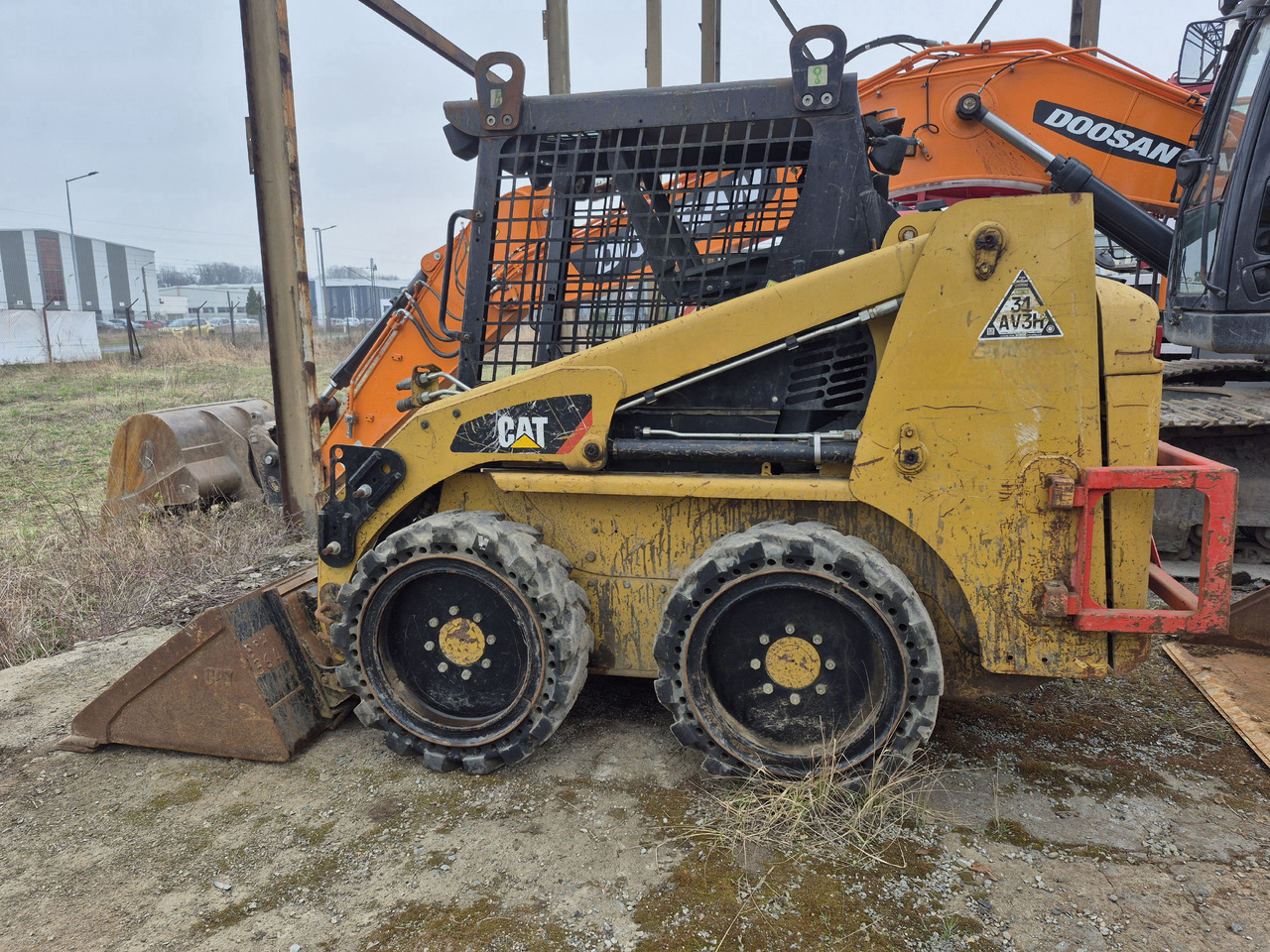 CATERPILLAR 216B3 - Mini homlokrakodó: 2 kép. CATERPILLAR 216B3 - Mini homlokrakodó: 2 kép.