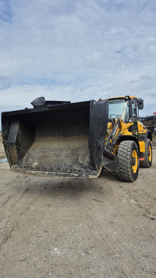 VOLVO L45H - Gumikerekes homlokrakodó: 3 kép. VOLVO L45H - Gumikerekes homlokrakodó: 3 kép.