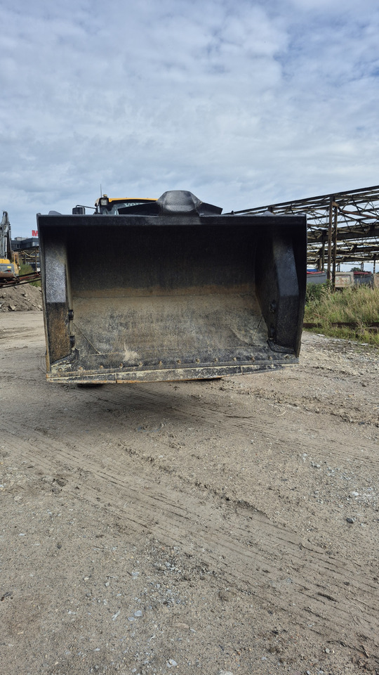 VOLVO L45H - Gumikerekes homlokrakodó: 4 kép. VOLVO L45H - Gumikerekes homlokrakodó: 4 kép.