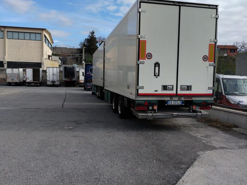AUTOTRENO FRIGO MAN TGX TGX 26.580 6x2-4 LL - Hűtős teherautó: 3 kép. AUTOTRENO FRIGO MAN TGX TGX 26.580 6x2-4 LL - Hűtős teherautó: 3 kép.