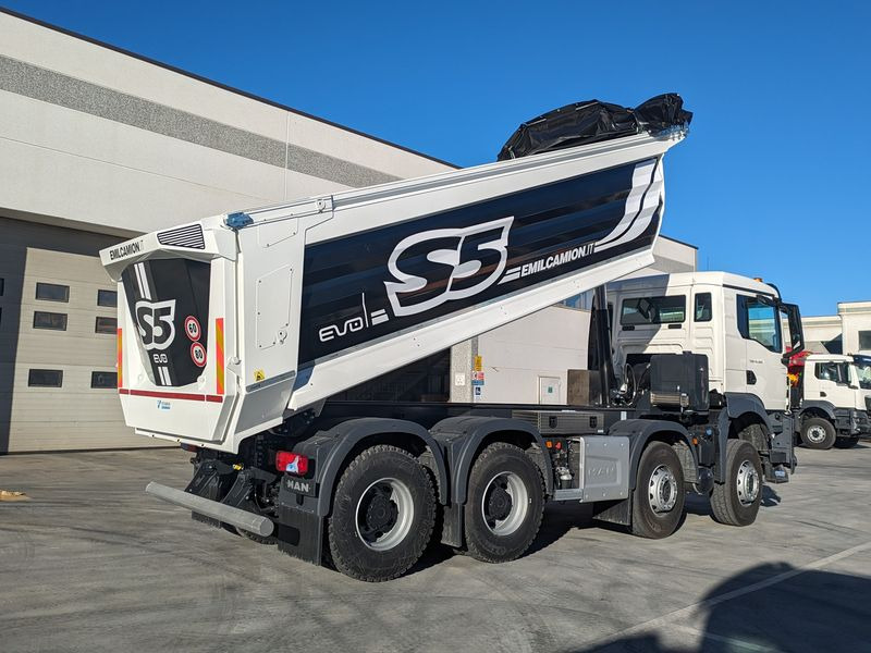 CAMION RIBALTABILE 4 ASSI 520 hp VASCA S5 NUOVO MAN TGS 41.520 8x4 BB CH - Billenőplatós teherautó: 3 kép. CAMION RIBALTABILE 4 ASSI 520 hp VASCA S5 NUOVO MAN TGS 41.520 8x4 BB CH - Billenőplatós teherautó: 3 kép.