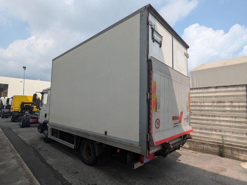 Camion cassone coibentato MAN MAN TGL 7.180 - Dobozos felépítményű teherautó: 3 kép. Camion cassone coibentato MAN MAN TGL 7.180 - Dobozos felépítményű teherautó: 3 kép.