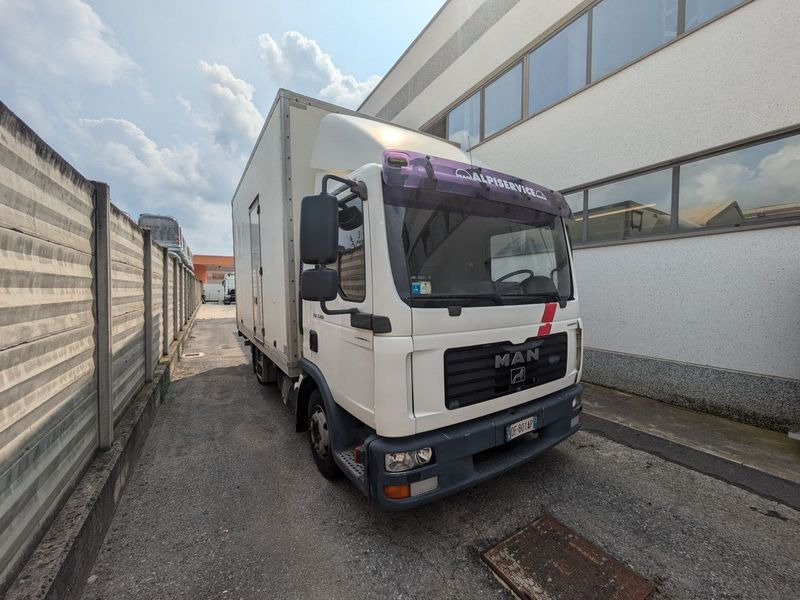 Camion cassone coibentato MAN MAN TGL 7.180 - Dobozos felépítményű teherautó: 4 kép. Camion cassone coibentato MAN MAN TGL 7.180 - Dobozos felépítményű teherautó: 4 kép.