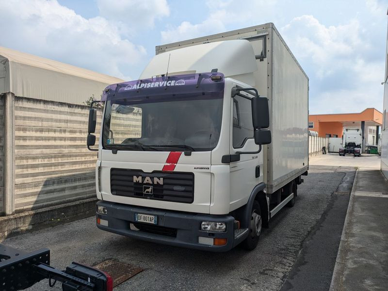 Camion cassone coibentato MAN MAN TGL 7.180 - Dobozos felépítményű teherautó: 1 kép. Camion cassone coibentato MAN MAN TGL 7.180 - Dobozos felépítményű teherautó: 1 kép.
