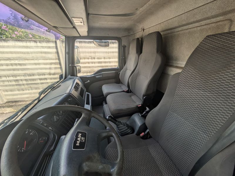 Camion cassone coibentato MAN MAN TGL 7.180 - Dobozos felépítményű teherautó: 5 kép. Camion cassone coibentato MAN MAN TGL 7.180 - Dobozos felépítményű teherautó: 5 kép.