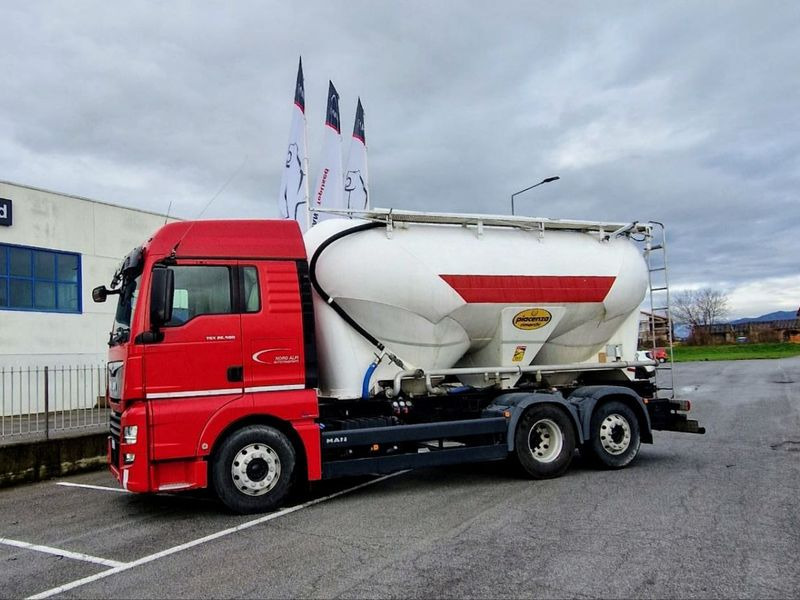 Camion cisterna MAN TGX TGX 26.500 - Nyergesvontató: 2 kép. Camion cisterna MAN TGX TGX 26.500 - Nyergesvontató: 2 kép.