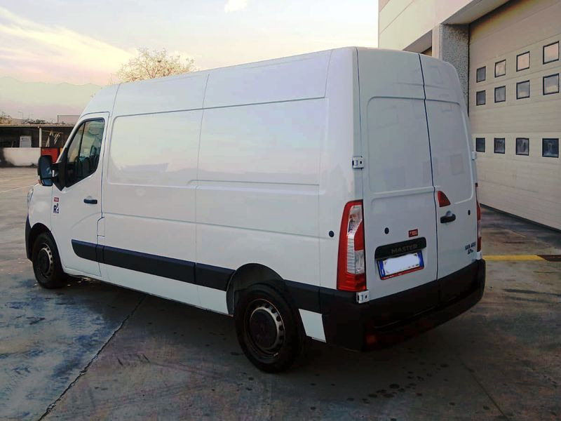 Renault Master Furgone red edition 2021 - Furgon: 3 kép. Renault Master Furgone red edition 2021 - Furgon: 3 kép.