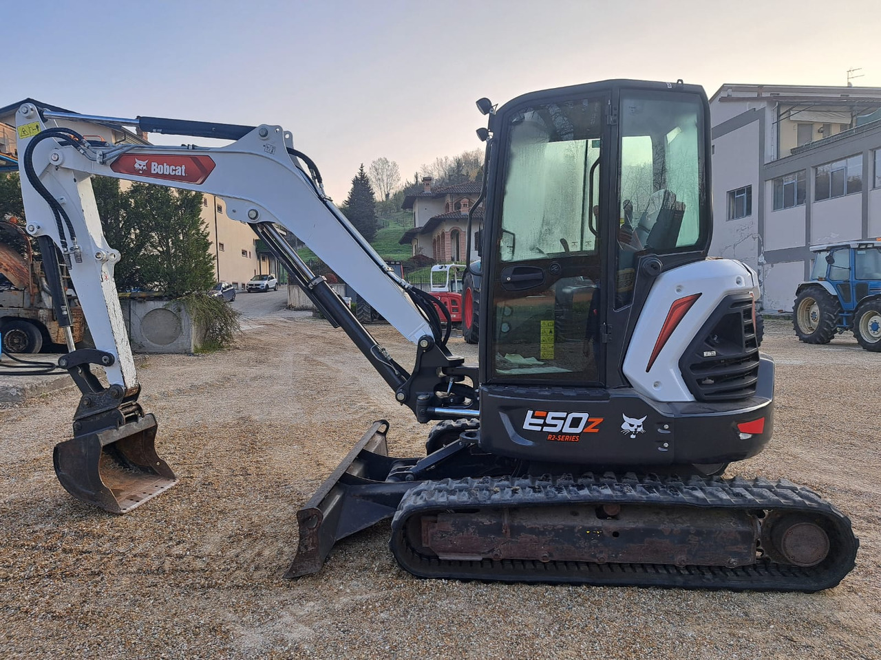 BOBCAT E 50 - Minikotró: 2 kép. BOBCAT E 50 - Minikotró: 2 kép.