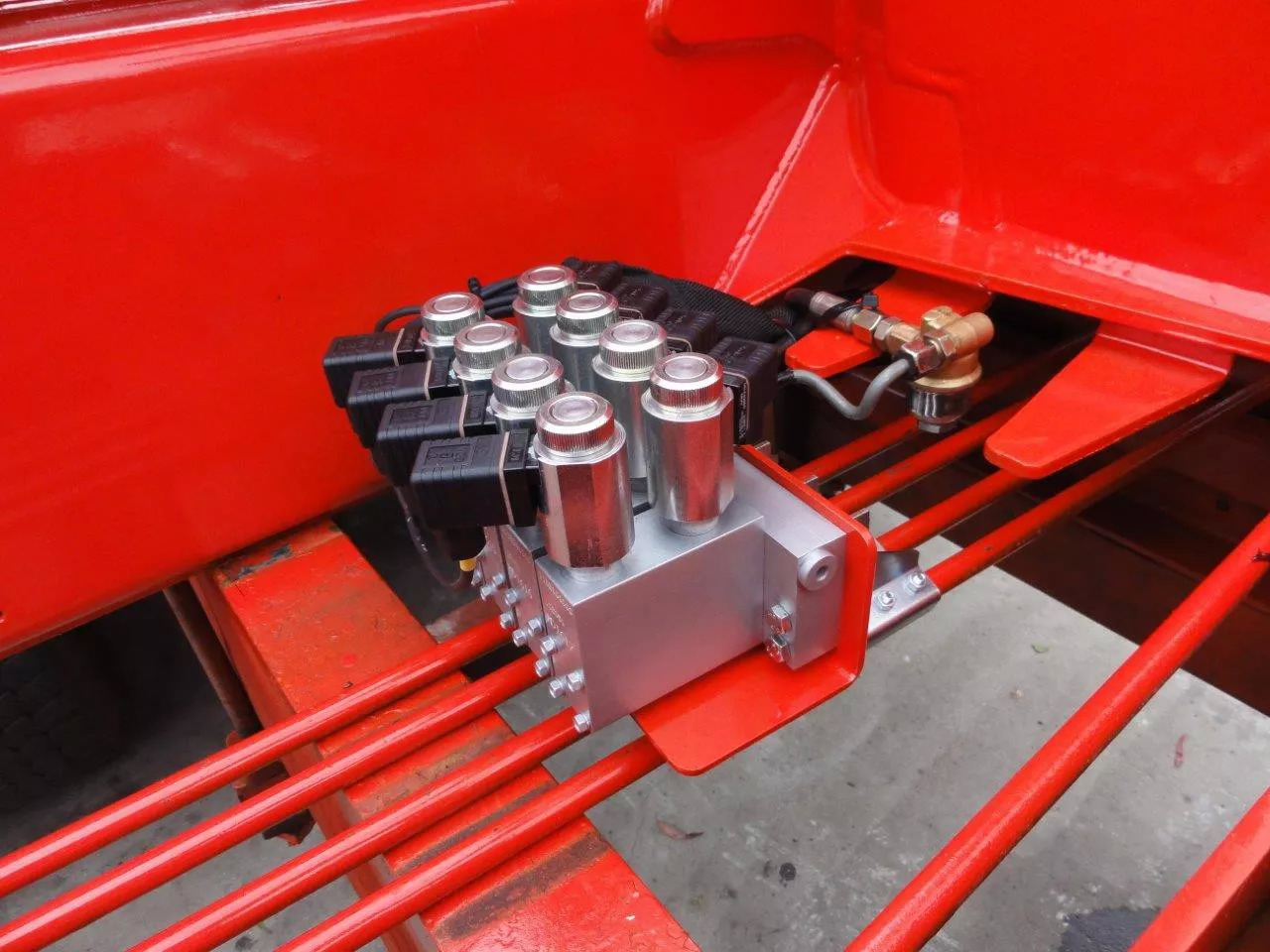 Actuator block MOD 10 for 6 function12/ 24VDC Retrofit Kit for crane with valve without solenoids Fassi Hiab Palfinger 12/24V - Építőipari gépek: 2 kép. Actuator block MOD 10 for 6 function12/ 24VDC Retrofit Kit for crane with valve without solenoids Fassi Hiab Palfinger 12/24V - Építőipari gépek: 2 kép.