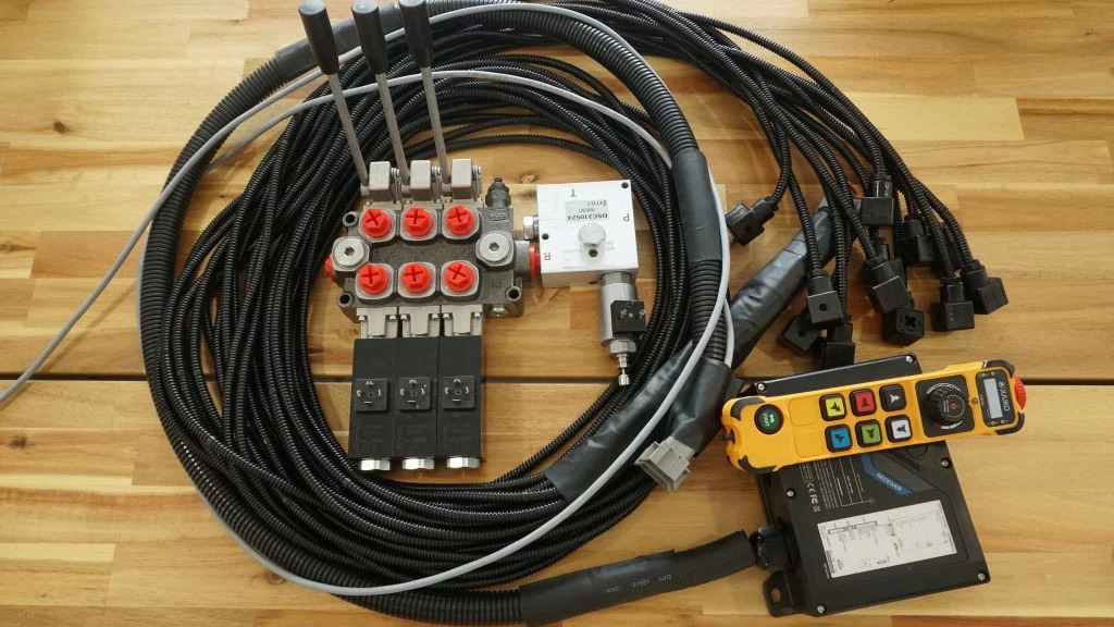 Monoblock hydraulic valve Galtech 3 sections 60 l/min 15 gpm 12 V + Remote radio Palfinger, Hiab, Fassi - Építőipari gépek: 4 kép. Monoblock hydraulic valve Galtech 3 sections 60 l/min 15 gpm 12 V + Remote radio Palfinger, Hiab, Fassi - Építőipari gépek: 4 kép.