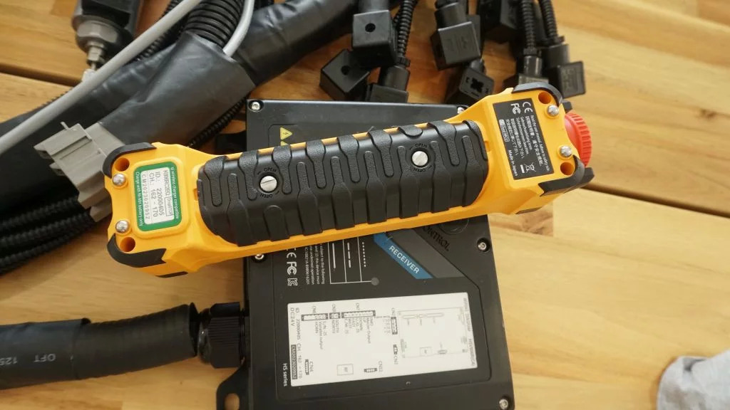 Monoblock hydraulic valve Galtech 3 sections 60 l/min 15 gpm 12 V + Remote radio Palfinger, Hiab, Fassi - Építőipari gépek: 5 kép. Monoblock hydraulic valve Galtech 3 sections 60 l/min 15 gpm 12 V + Remote radio Palfinger, Hiab, Fassi - Építőipari gépek: 5 kép.