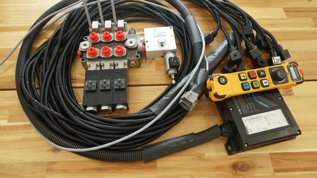 Monoblock hydraulic valve Galtech 3 sections 60 l/min 15 gpm 12 V + Remote radio Palfinger, Hiab, Fassi - Építőipari gépek: 1 kép. Monoblock hydraulic valve Galtech 3 sections 60 l/min 15 gpm 12 V + Remote radio Palfinger, Hiab, Fassi - Építőipari gépek: 1 kép.