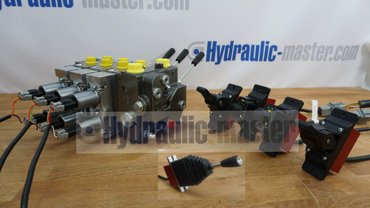 Full proportional valve 3 sections SPV 20-120 l/min 12 or 24 V plug and play det also available with Walvoil DPX100 - Homlokrakodó traktorhoz - Teherautó: 1 kép. Full proportional valve 3 sections SPV 20-120 l/min 12 or 24 V plug and play det also available with Walvoil DPX100 - Homlokrakodó traktorhoz - Teherautó: 1 kép.