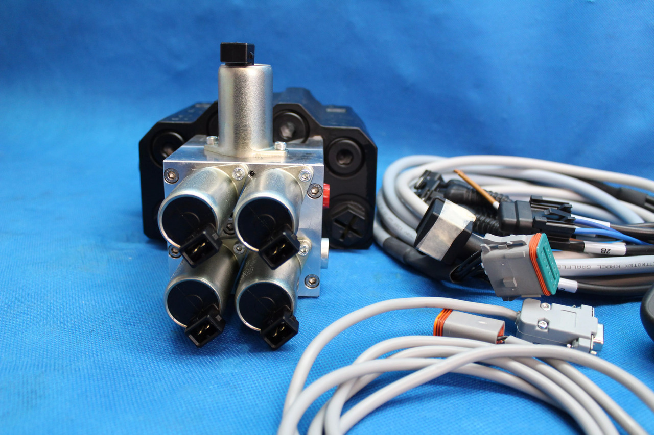 Joystick + AKON LVM92 Proportional Valve 90 L/Min 2 Sections for Loader, Closed - Homlokrakodó traktorhoz - Teherautó: 3 kép. Joystick + AKON LVM92 Proportional Valve 90 L/Min 2 Sections for Loader, Closed - Homlokrakodó traktorhoz - Teherautó: 3 kép.