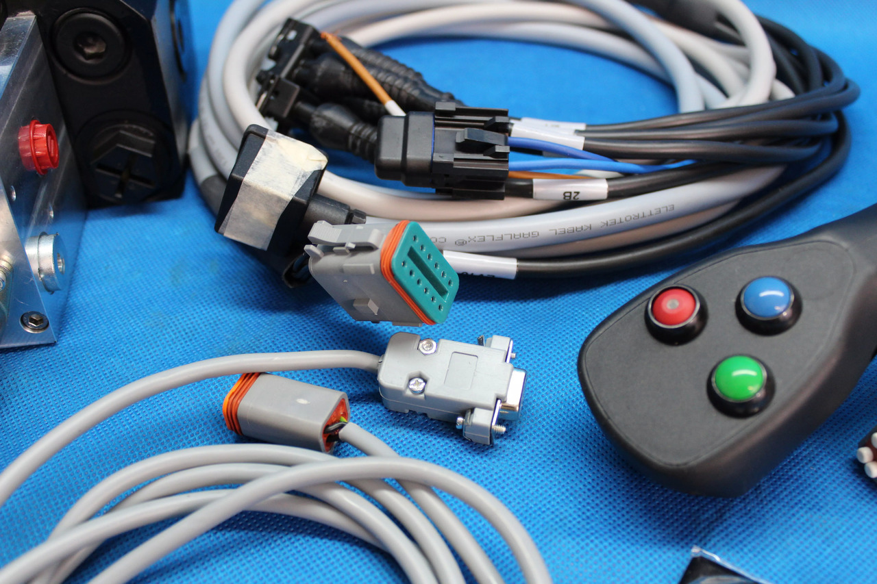 Joystick + AKON LVM92 Proportional Valve 90 L/Min 2 Sections for Loader, Closed - Homlokrakodó traktorhoz - Teherautó: 5 kép. Joystick + AKON LVM92 Proportional Valve 90 L/Min 2 Sections for Loader, Closed - Homlokrakodó traktorhoz - Teherautó: 5 kép.