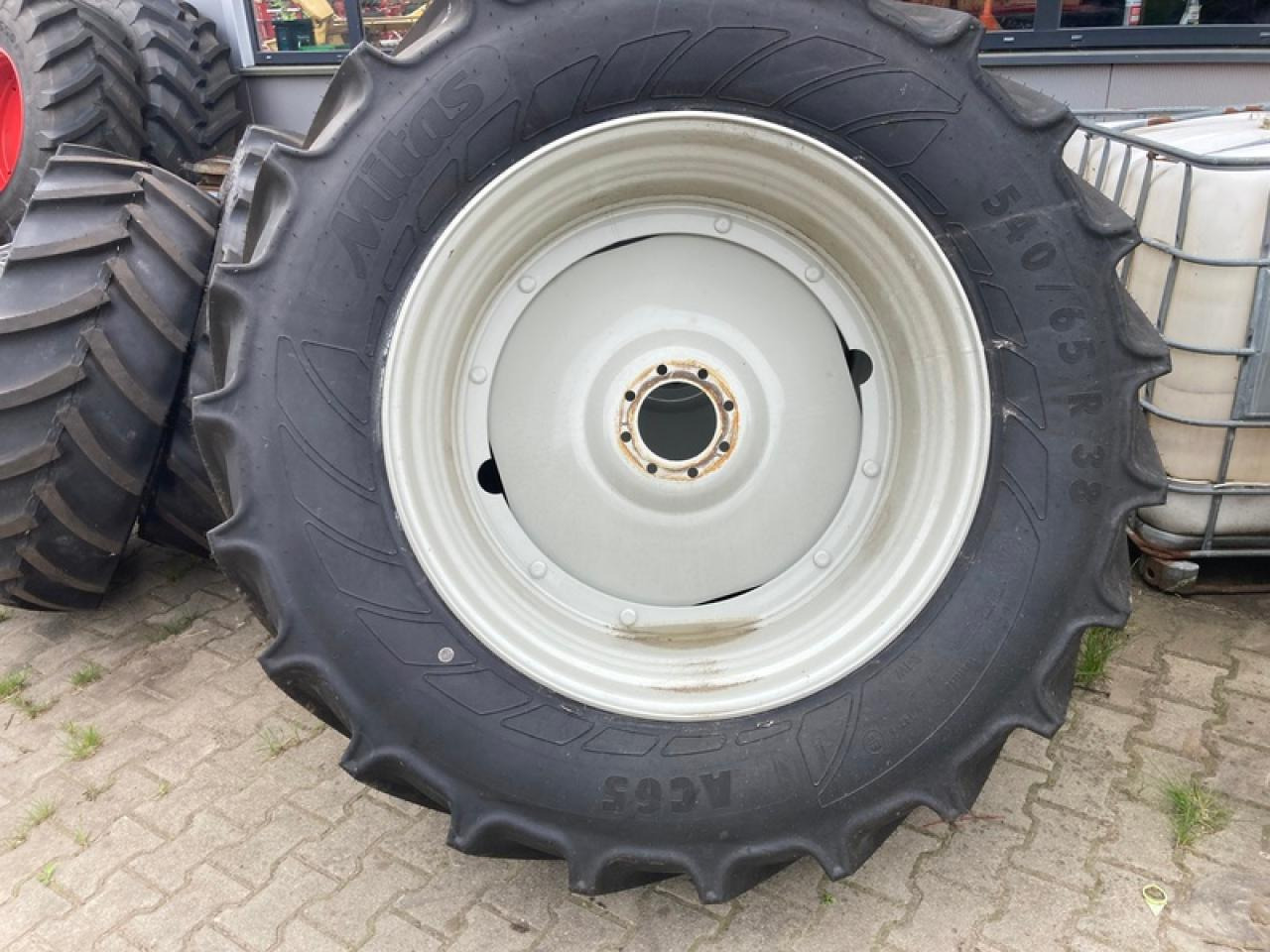 2X 440/65R28//2X 540/65R38 VALTRA - Gumiabroncs: 5 kép. 2X 440/65R28//2X 540/65R38 VALTRA - Gumiabroncs: 5 kép.