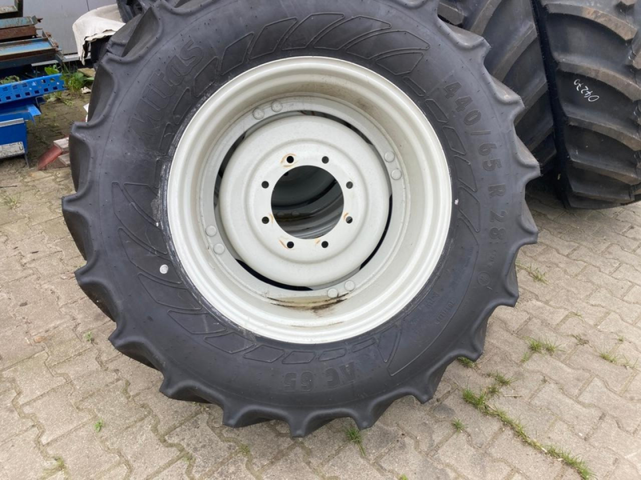 2X 440/65R28//2X 540/65R38 VALTRA - Gumiabroncs: 1 kép. 2X 440/65R28//2X 540/65R38 VALTRA - Gumiabroncs: 1 kép.
