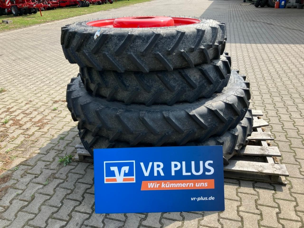 BKT 300/95R52 // 270/95R38 SPUR 1,50M - Gumiabroncs: 1 kép. BKT 300/95R52 // 270/95R38 SPUR 1,50M - Gumiabroncs: 1 kép.