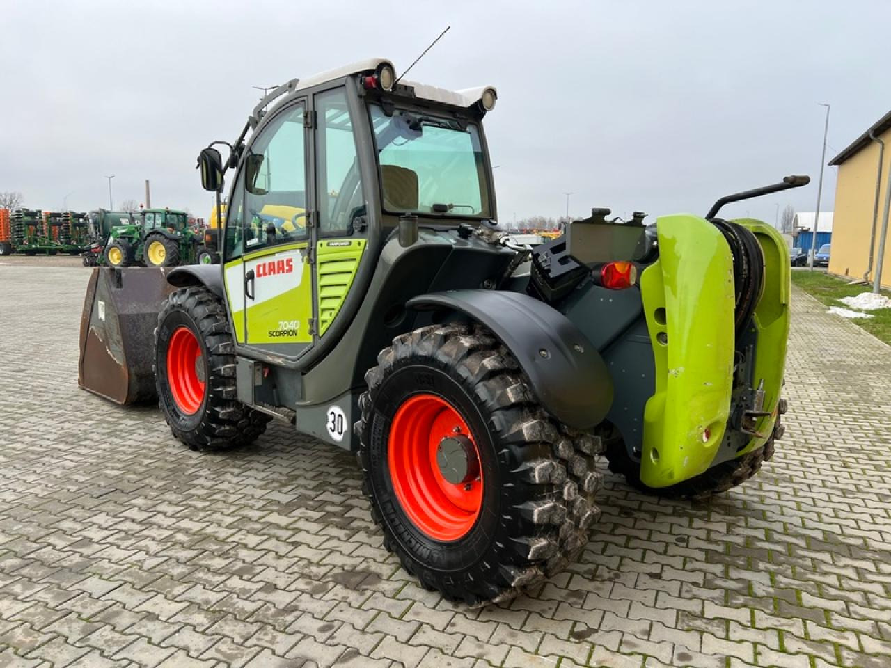 CLAAS SCORPION 7040 - Teleszkópos rakodó: 2 kép. CLAAS SCORPION 7040 - Teleszkópos rakodó: 2 kép.