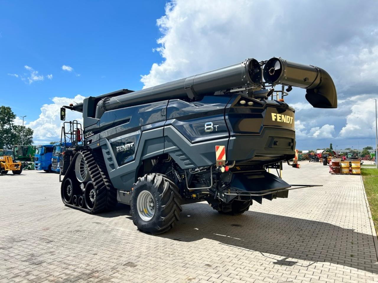 Fendt AKTIONIDEAL 8T - Kombájn: 3 kép. Fendt AKTIONIDEAL 8T - Kombájn: 3 kép.