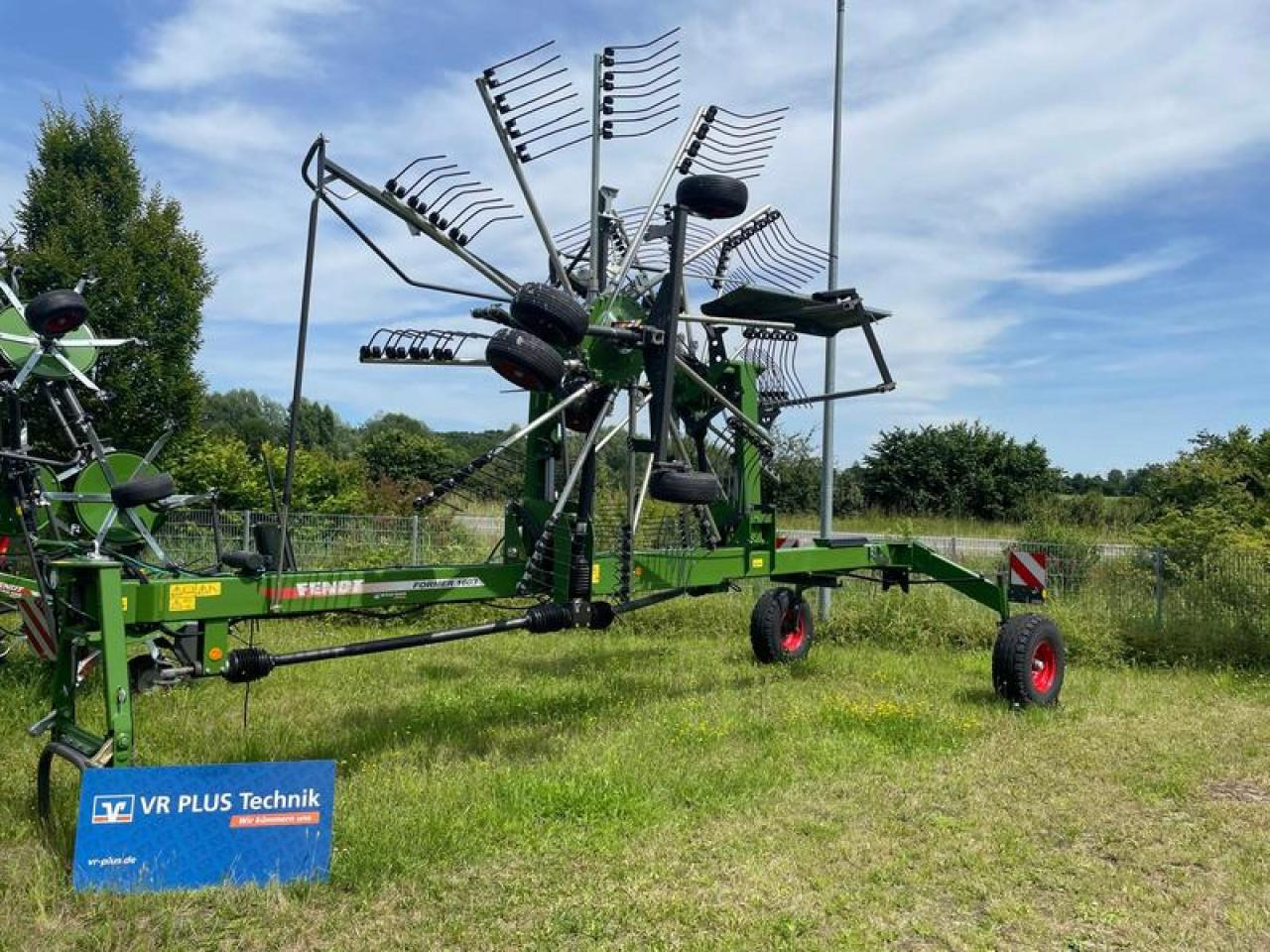 Fendt FORMER 1603 AKTION - Szénaforgató: 1 kép. Fendt FORMER 1603 AKTION - Szénaforgató: 1 kép.