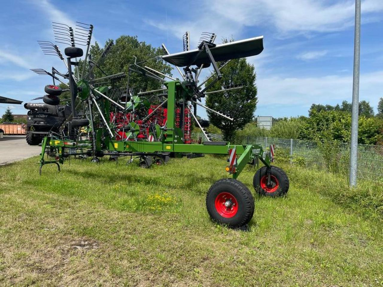 Fendt FORMER 1603 - Szénaforgató: 2 kép. Fendt FORMER 1603 - Szénaforgató: 2 kép.
