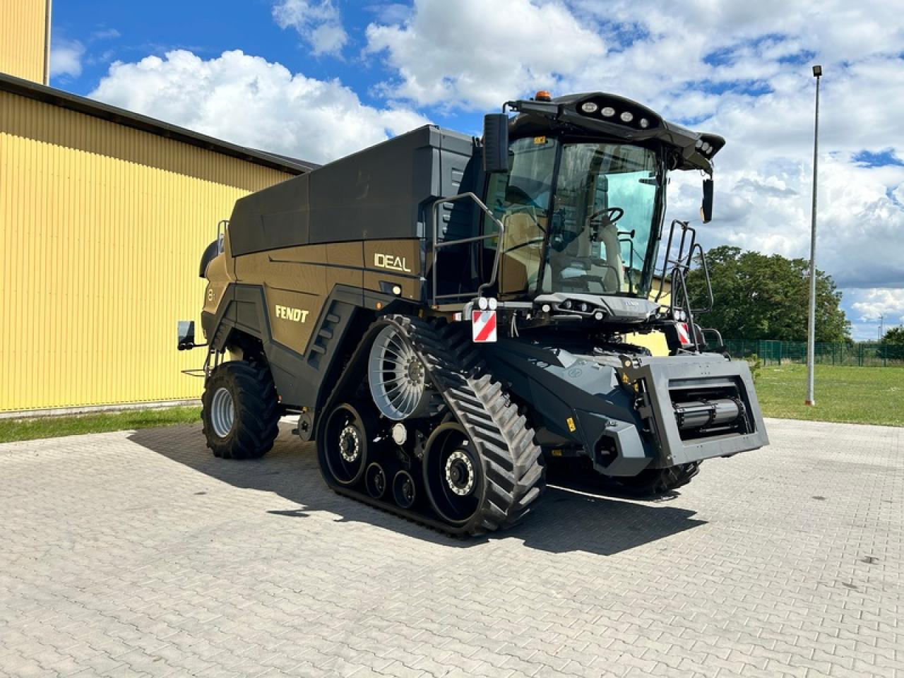 Fendt IDEAL 8T NEUMASCHINE - Kombájn: 4 kép. Fendt IDEAL 8T NEUMASCHINE - Kombájn: 4 kép.