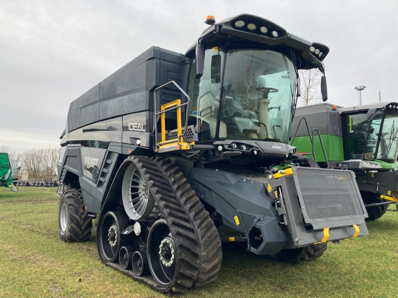 Fendt IDEAL 9 INKL. SCHNEIDWERK+WAGEN - Kombájn: 1 kép. Fendt IDEAL 9 INKL. SCHNEIDWERK+WAGEN - Kombájn: 1 kép.