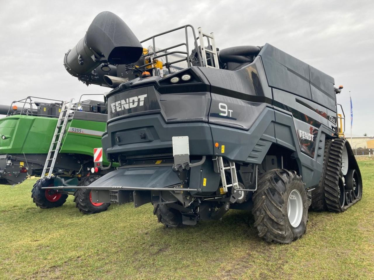 Fendt IDEAL 9 INKL. SCHNEIDWERK+WAGEN - Kombájn: 4 kép. Fendt IDEAL 9 INKL. SCHNEIDWERK+WAGEN - Kombájn: 4 kép.