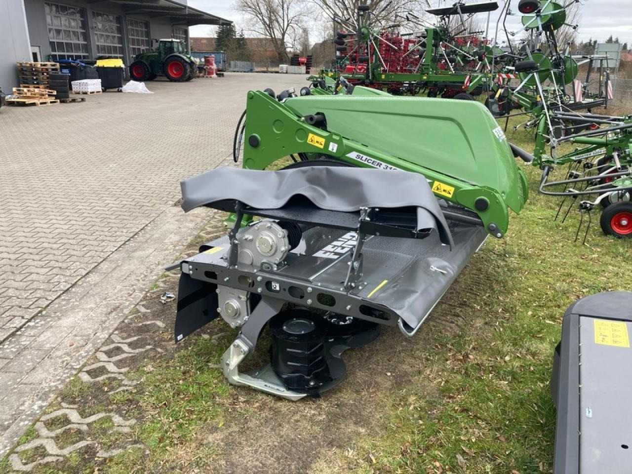 Fendt SLICER 310F - Fűkasza: 3 kép. Fendt SLICER 310F - Fűkasza: 3 kép.