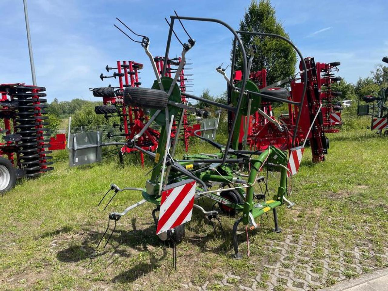 Fendt TWISTER 5204 AKTION - Szénaforgató: 4 kép. Fendt TWISTER 5204 AKTION - Szénaforgató: 4 kép.