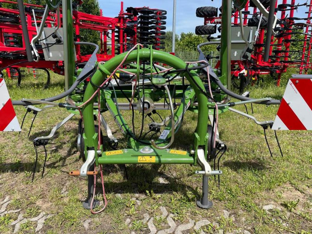 Fendt TWISTER 5204 AKTION - Szénaforgató: 5 kép. Fendt TWISTER 5204 AKTION - Szénaforgató: 5 kép.