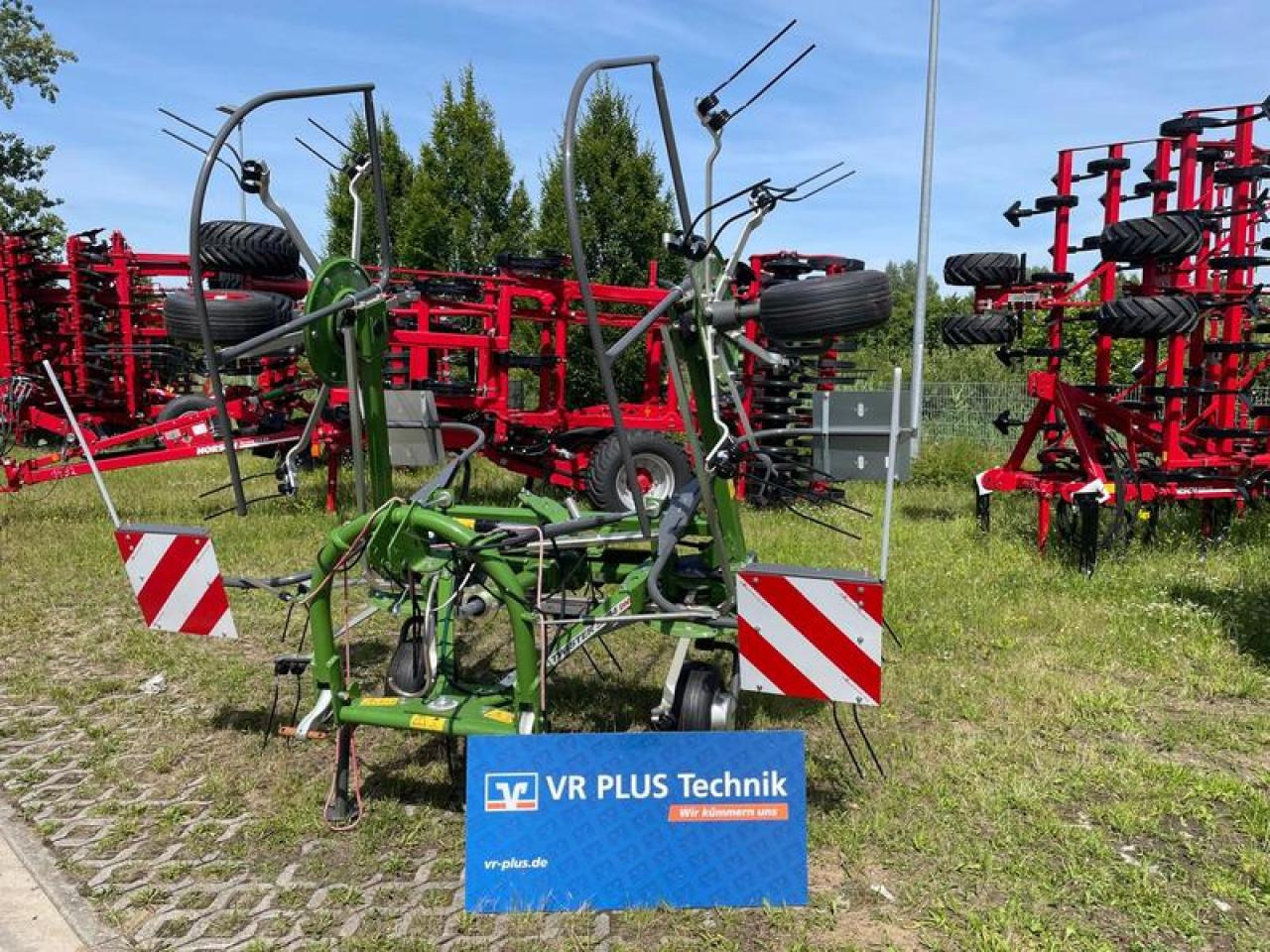 Fendt TWISTER 5204 - Szénaforgató: 1 kép. Fendt TWISTER 5204 - Szénaforgató: 1 kép.