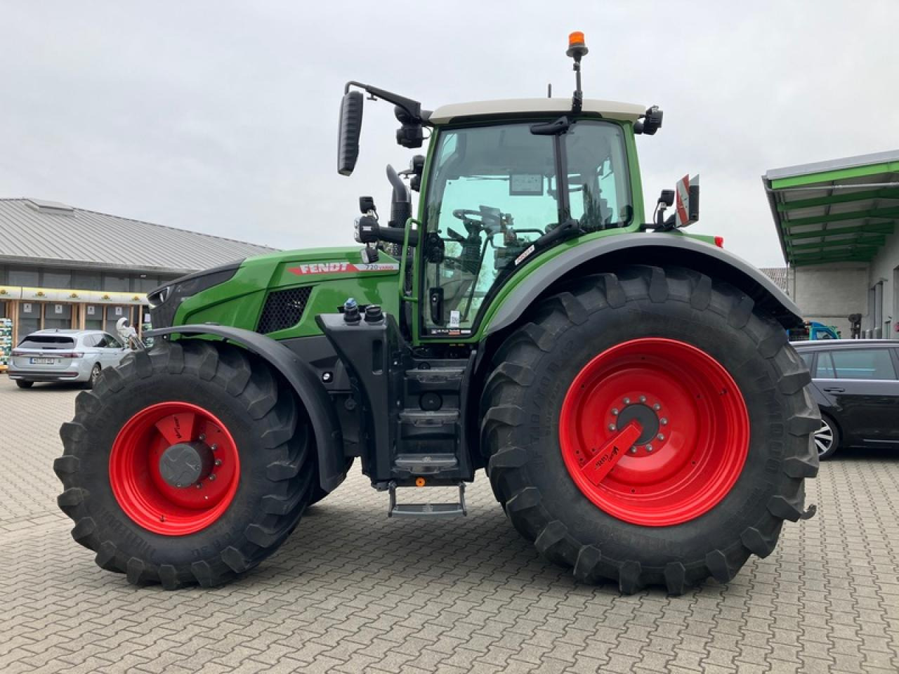 Fendt VARIO 720 - Traktor: 2 kép. Fendt VARIO 720 - Traktor: 2 kép.