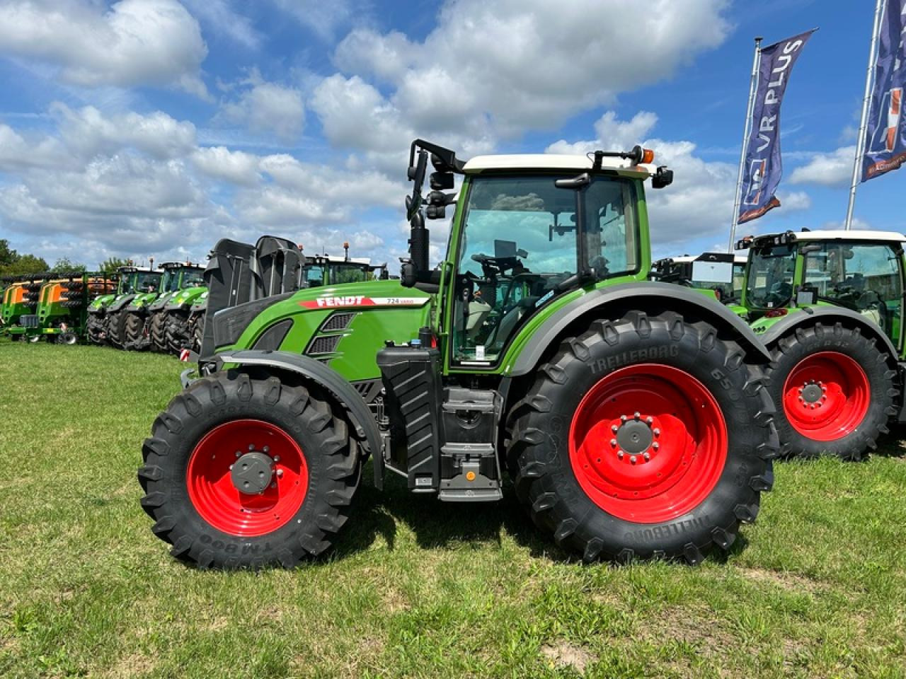 Fendt VARIO 724 GEN 6 PROFI+ SETTING 2 - Traktor: 2 kép. Fendt VARIO 724 GEN 6 PROFI+ SETTING 2 - Traktor: 2 kép.
