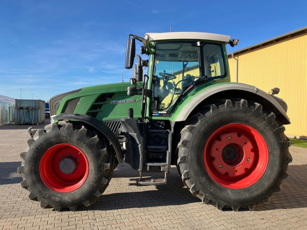 Fendt VARIO 826 - Traktor: 2 kép. Fendt VARIO 826 - Traktor: 2 kép.