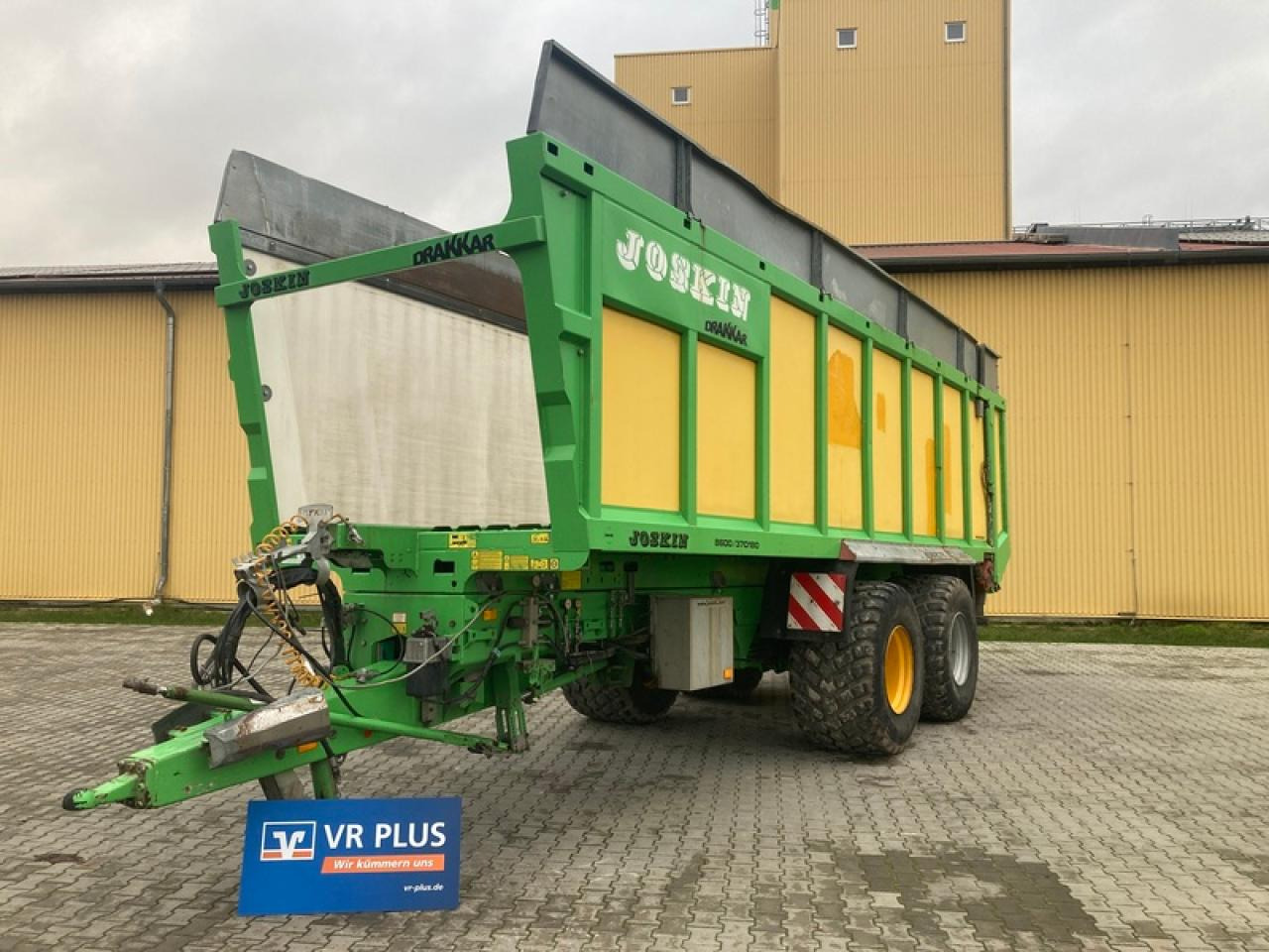 Joskin DRAKKAR 8600/37D180 - Mezőgazdasági billenőpótkocsi: 1 kép. Joskin DRAKKAR 8600/37D180 - Mezőgazdasági billenőpótkocsi: 1 kép.