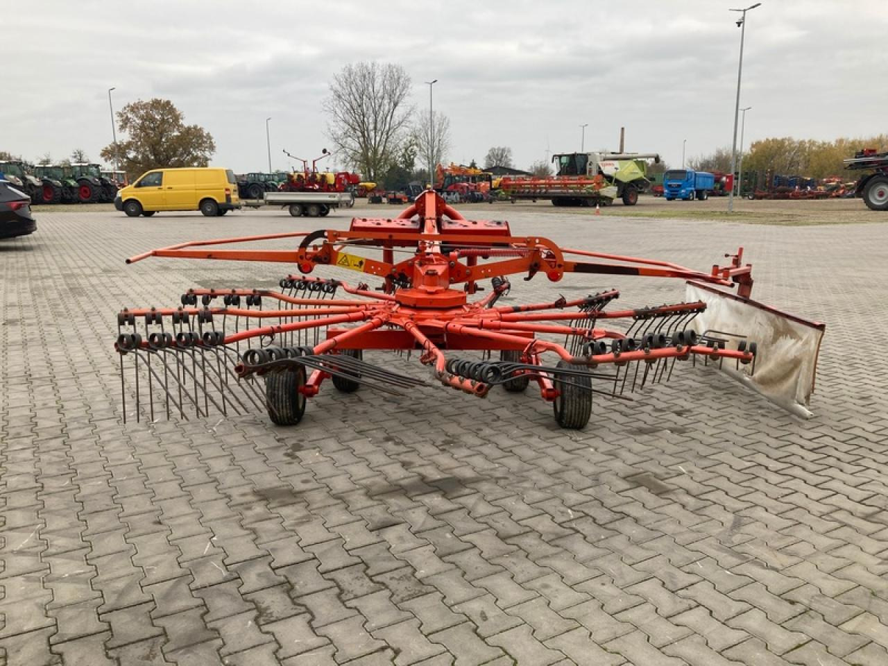 Kuhn GA 4321 GM - Szénaforgató: 3 kép. Kuhn GA 4321 GM - Szénaforgató: 3 kép.