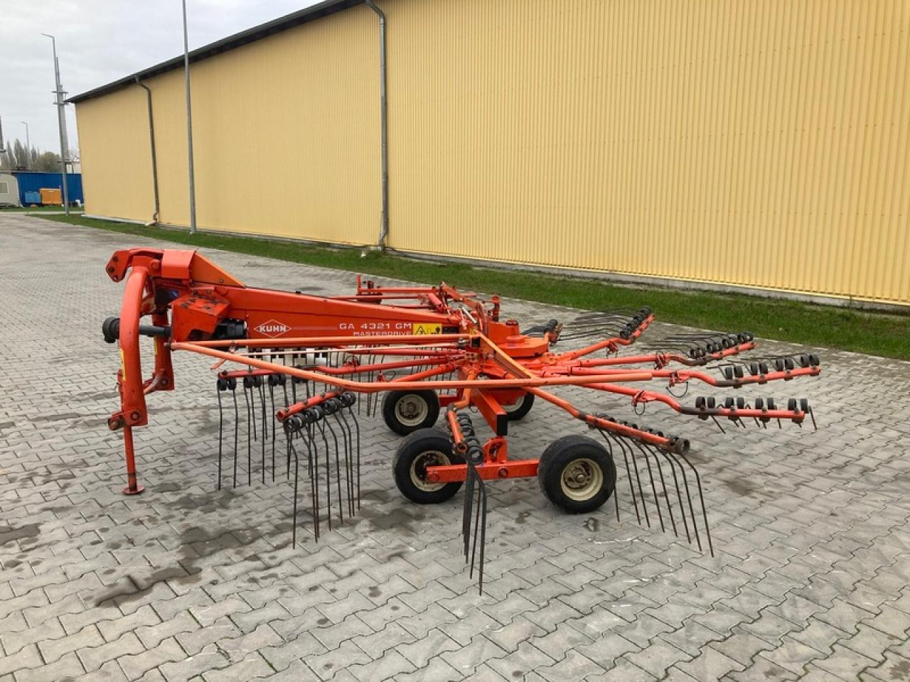 Kuhn GA 4321 GM - Szénaforgató: 2 kép. Kuhn GA 4321 GM - Szénaforgató: 2 kép.