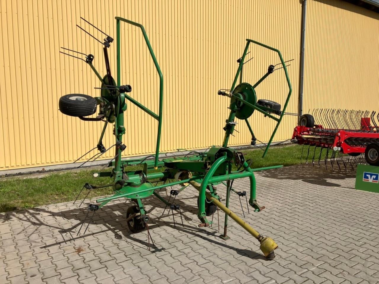 Kuhn GF 5001 MH - Szénaforgató: 4 kép. Kuhn GF 5001 MH - Szénaforgató: 4 kép.